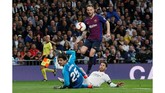 Barcelona memecah kebuntuan pada menit ke-26 setelah Ivan Rakitic mencungkil bola melewati kiper Real Madrid Thibaut Courtois. (REUTERS/Juan Medina)