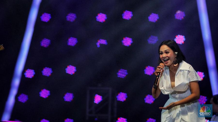 Andien yang tampil di Hall D2, JIExpo tersebut membawakan lagu pembuka 'Through the Fire' dari Chaka Khan.