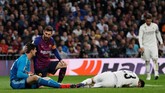 Penyerang Barcelona Lionel Messi berbicara dengan kiper Real Madrid Thibaut Courtois usai menggagalkan peluang tim tamu. (REUTERS/Juan Medina)