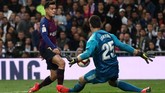 Barcelona punya peluang di pengujung babak kedua untuk menggandakan keunggulan, tapi tendangan Philippe Coutinho digagalkan Thibaut Courtois. (REUTERS/Juan Medina)