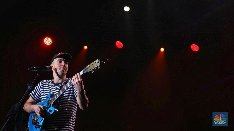 Mac Ayres membuka penampilan di Java Jazz 2019 dengan menyanyikan lagu Under dan Calvin's Joint