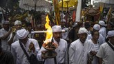 Ratusan umat Hindu dari berbagai pura mengarak jempana dan sesaji dari luar hingga pelataran Pertirtaan Jolotundo. (Photo by Juni Kriswanto / AFP)