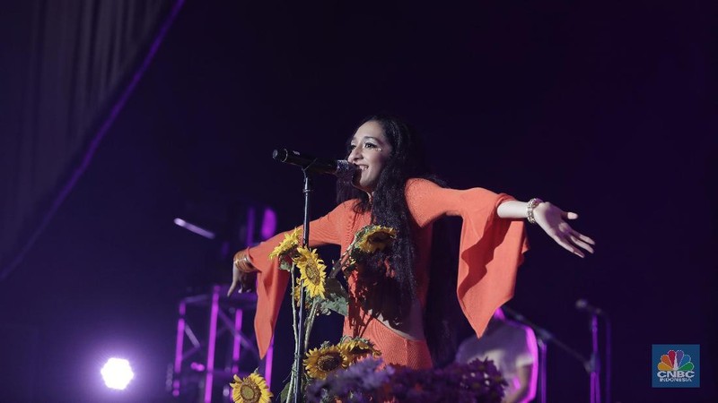 Raveena menjadi musisi special show pada hari kedua dalam ajang musik Jazz bergengsi tersebut
