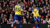 Pemain Southampton Yan Valery (kanan) merayakan gol ke gawang Manchester United. (REUTERS/Phil Noble)