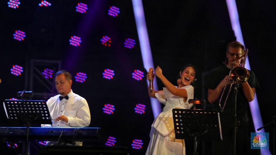 Andien yang tampil di Hall D2, JIExpo tersebut membawakan lagu pembuka 'Through the Fire' dari Chaka Khan.