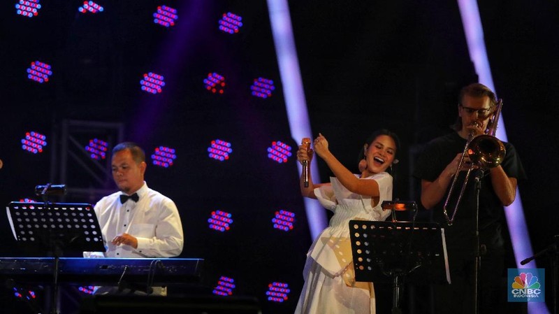Andien yang tampil di Hall D2, JIExpo tersebut membawakan lagu pembuka 'Through the Fire' dari Chaka Khan.