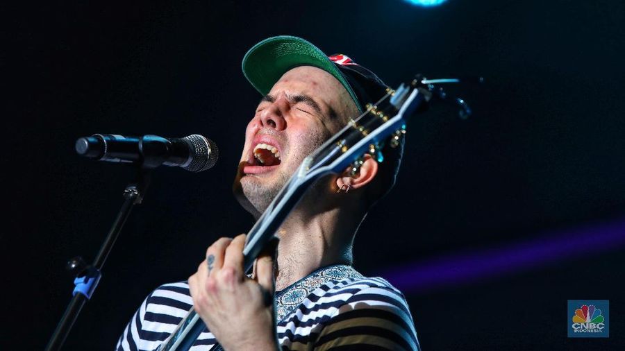Mac Ayres membuka penampilan di Java Jazz 2019 dengan menyanyikan lagu Under dan Calvin's Joint