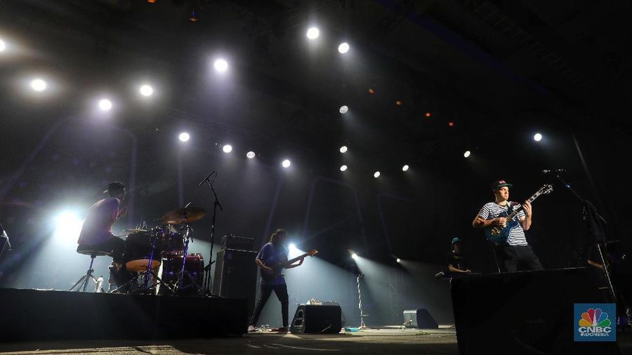 Mac Ayres membuka penampilan di Java Jazz 2019 dengan menyanyikan lagu Under dan Calvin's Joint