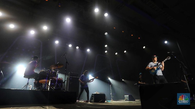 Mac Ayres membuka penampilan di Java Jazz 2019 dengan menyanyikan lagu Under dan Calvin's Joint