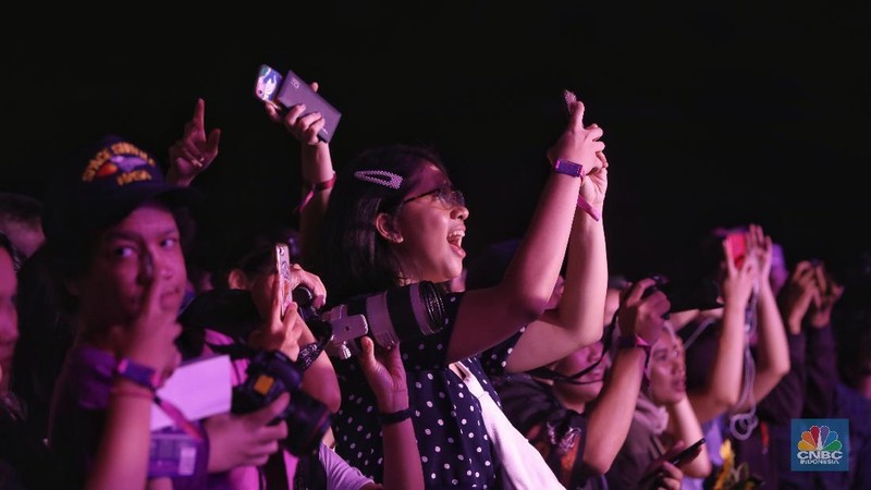 Raveena menjadi musisi special show pada hari kedua dalam ajang musik Jazz bergengsi tersebut