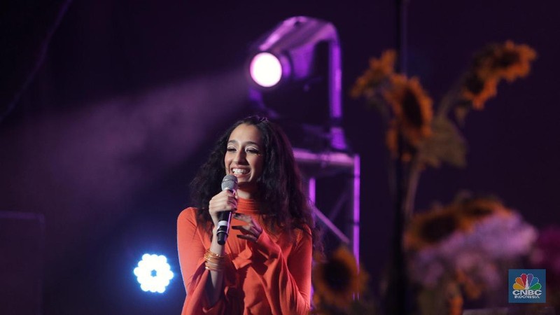 Raveena menjadi musisi special show pada hari kedua dalam ajang musik Jazz bergengsi tersebut