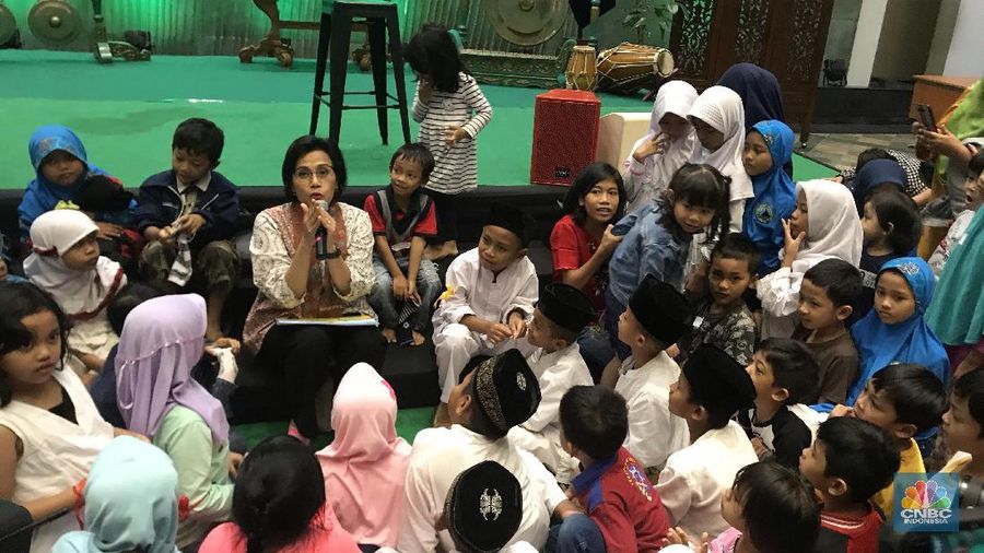 Tidak biasa, begini gaya Menteri Keuangan Sri Mulyani mendongeng tentang istana lebah di hadapan 180 anak-anak.