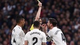 Kapten Real Madrid Sergio Ramos baru mendapat kartu kuning pada menit ke-61 setelah menjatuhkan Lionel Messi. (REUTERS/Sergio Perez)