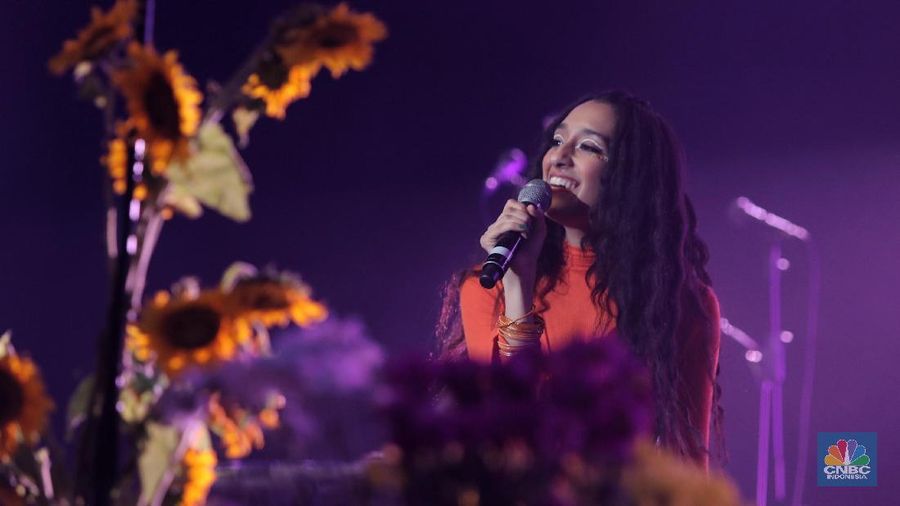 Raveena menjadi musisi special show pada hari kedua dalam ajang musik Jazz bergengsi tersebut