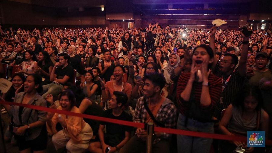 Mac Ayres membuka penampilan di Java Jazz 2019 dengan menyanyikan lagu Under dan Calvin's Joint