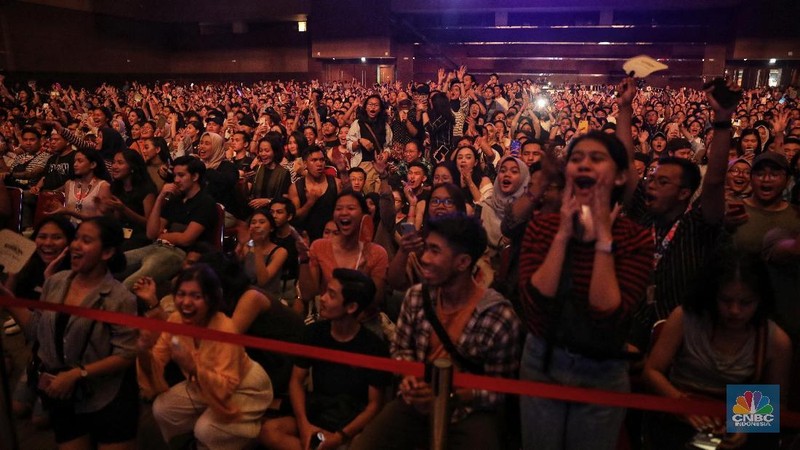 Mac Ayres membuka penampilan di Java Jazz 2019 dengan menyanyikan lagu Under dan Calvin's Joint