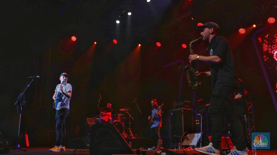 Mac Ayres membuka penampilan di Java Jazz 2019 dengan menyanyikan lagu Under dan Calvin's Joint