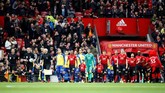 Para pemain Manchester United dan Southampton memasuki lapangan Stadion Old Trafford pada pertandingan Liga Inggris, Sabtu (2/3). (Reuters/Carl Recine)