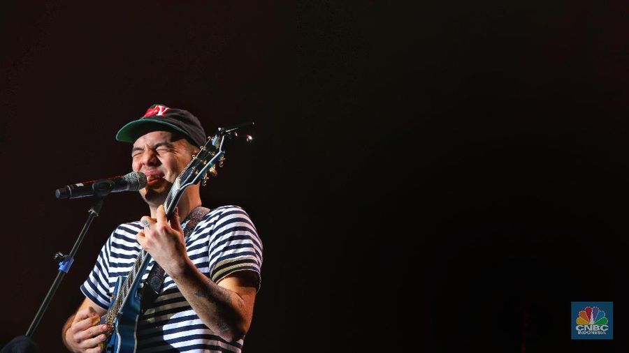 Mac Ayres membuka penampilan di Java Jazz 2019 dengan menyanyikan lagu Under dan Calvin's Joint