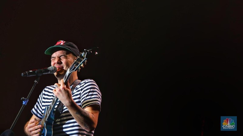 Mac Ayres membuka penampilan di Java Jazz 2019 dengan menyanyikan lagu Under dan Calvin's Joint