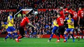 Southampton sempat menyamakan kedudukan 2-2 lewat tendangan bebas cantik James Ward-Prowse pada menit ke-75. (REUTERS/Phil Noble)