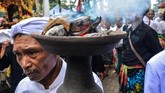 Melasti adalah salah satu dari enam rangkaian jelang dan sesudah Nyepi. Lima lainnya adalah Tawur Agung, Ngembak Geni atau sukuran usai melaksanakan Nyepi. (ANTARA FOTO/Syaiful Arif/pras)