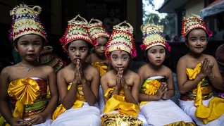 FOTO: Memulai Hari Raya Nyepi dengan Upacara Melasti