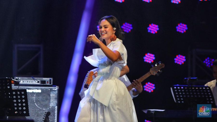 Andien yang tampil di Hall D2, JIExpo tersebut membawakan lagu pembuka 'Through the Fire' dari Chaka Khan.
