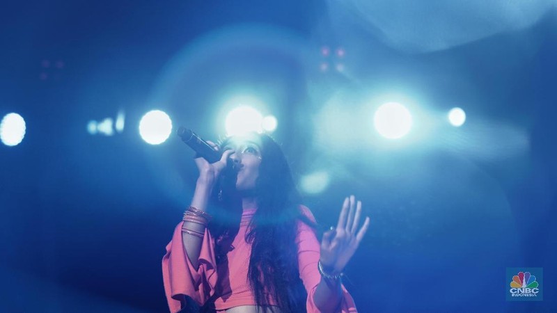 Raveena menjadi musisi special show pada hari kedua dalam ajang musik Jazz bergengsi tersebut