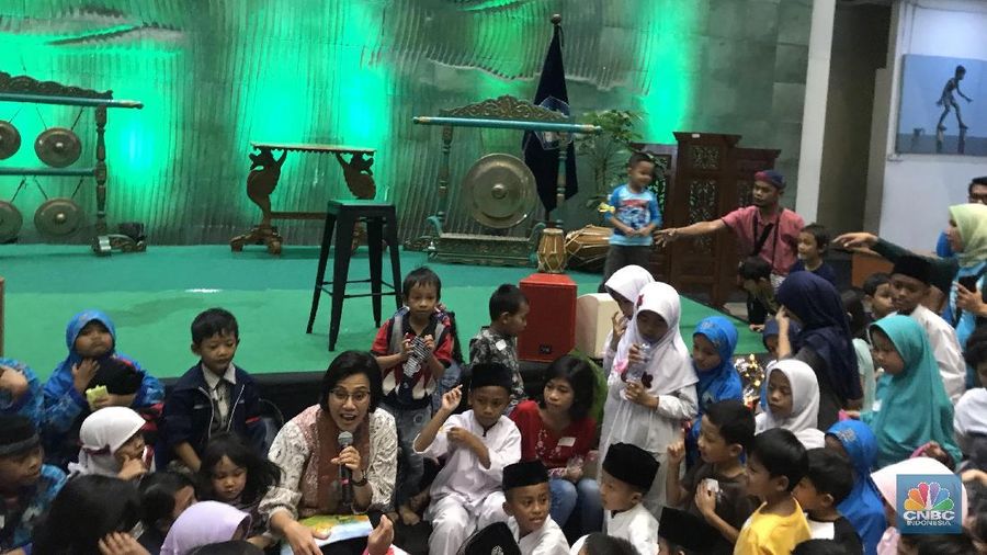 Tidak biasa, begini gaya Menteri Keuangan Sri Mulyani mendongeng tentang istana lebah di hadapan 180 anak-anak.