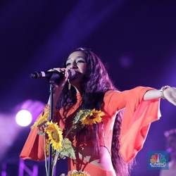 Dihiasi Bunga Matahari, Raveena Pukau Penonton Java Jazz 2019