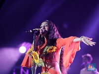 Dihiasi Bunga Matahari, Raveena Pukau Penonton Java Jazz 2019
