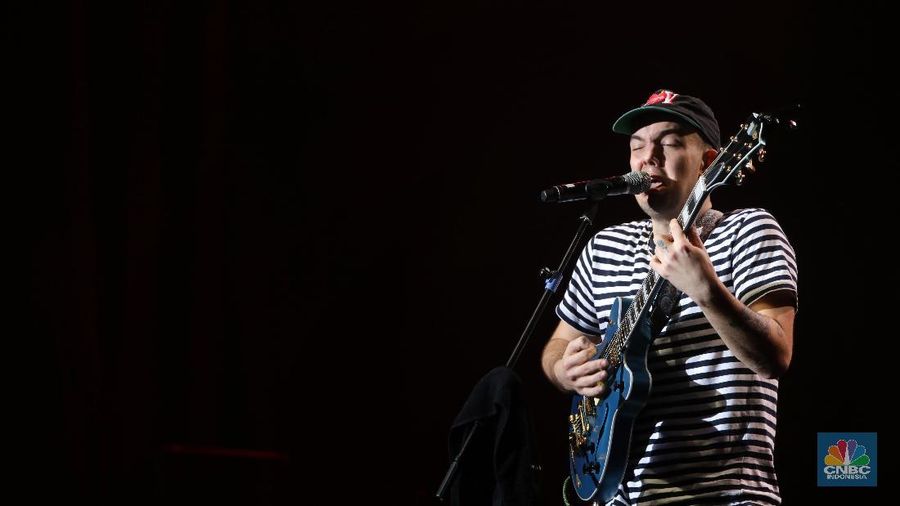 Mac Ayres membuka penampilan di Java Jazz 2019 dengan menyanyikan lagu Under dan Calvin's Joint
