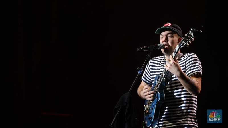 Mac Ayres membuka penampilan di Java Jazz 2019 dengan menyanyikan lagu Under dan Calvin's Joint
