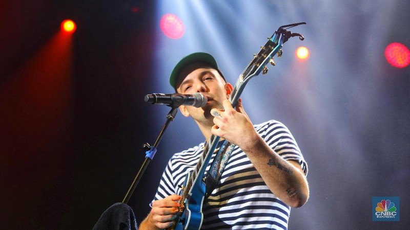 Mac Ayres membuka penampilan di Java Jazz 2019 dengan menyanyikan lagu Under dan Calvin's Joint