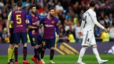 Lionel Messi dicegah Luis Suarez saat ingin menghampiri Sergio Ramos usai wasit Alberto Mallenco tidak memberi hukuman untuk kapten Real Madrid. (REUTERS/Juan Medina)
