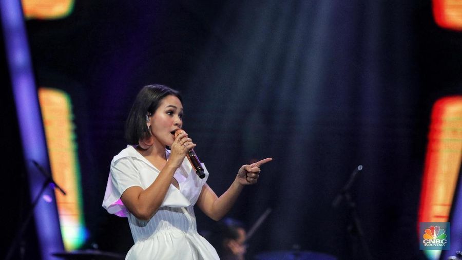 Andien yang tampil di Hall D2, JIExpo tersebut membawakan lagu pembuka 'Through the Fire' dari Chaka Khan.