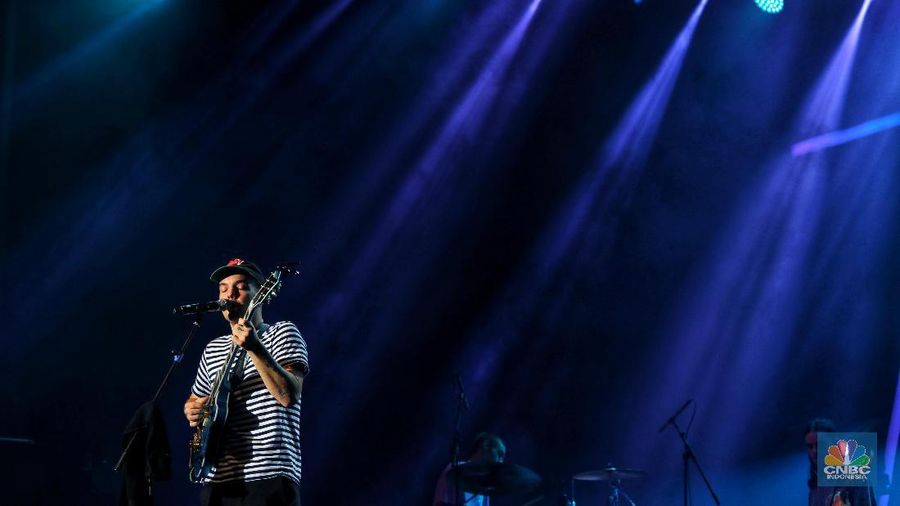 Mac Ayres membuka penampilan di Java Jazz 2019 dengan menyanyikan lagu Under dan Calvin's Joint