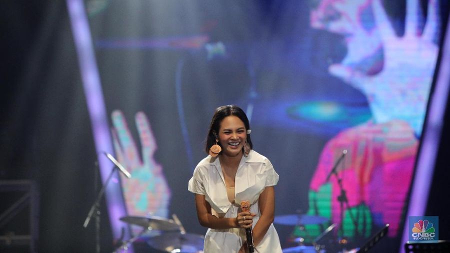Andien yang tampil di Hall D2, JIExpo tersebut membawakan lagu pembuka 'Through the Fire' dari Chaka Khan.