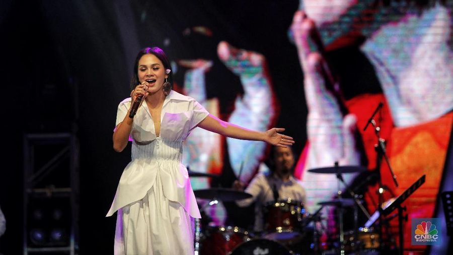 Andien yang tampil di Hall D2, JIExpo tersebut membawakan lagu pembuka 'Through the Fire' dari Chaka Khan.