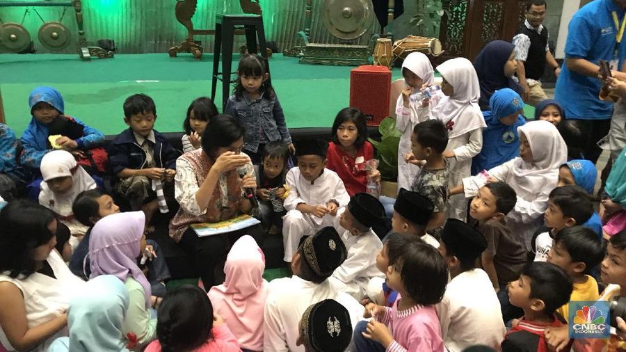 Tidak biasa, begini gaya Menteri Keuangan Sri Mulyani mendongeng tentang istana lebah di hadapan 180 anak-anak.