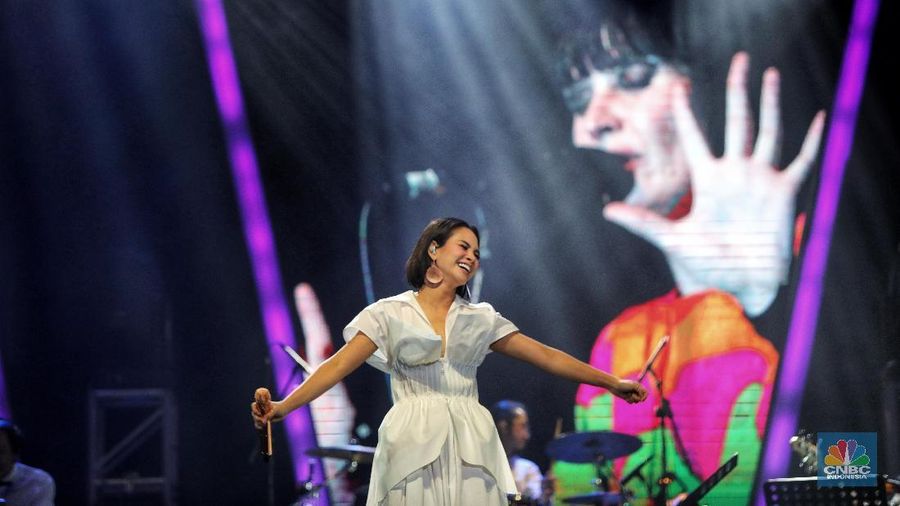 Andien yang tampil di Hall D2, JIExpo tersebut membawakan lagu pembuka 'Through the Fire' dari Chaka Khan.
