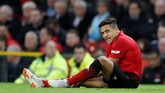 Satu menit sebelum gol pertama Manchester United, Alexis Sanchez harus ditarik keluar dan digantikan Diogo Dalot karena mengalami cedera. (Reuters/Carl Recine)