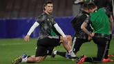 Penyerang bintang Juventus Cristiano Ronaldo melakukan pemanasan sebelum dimainkan sebagai starter melawan Napoli di Stadion San Paolo. (REUTERS/Ciro De Luca)