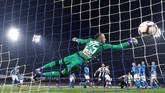 David Ospina yang menggantikan Alex Meret tak mampu menepis tendangan Pjanic pada menit ke-28, skor 1-0 untuk Juventus. (REUTERS/Ciro De Luca)