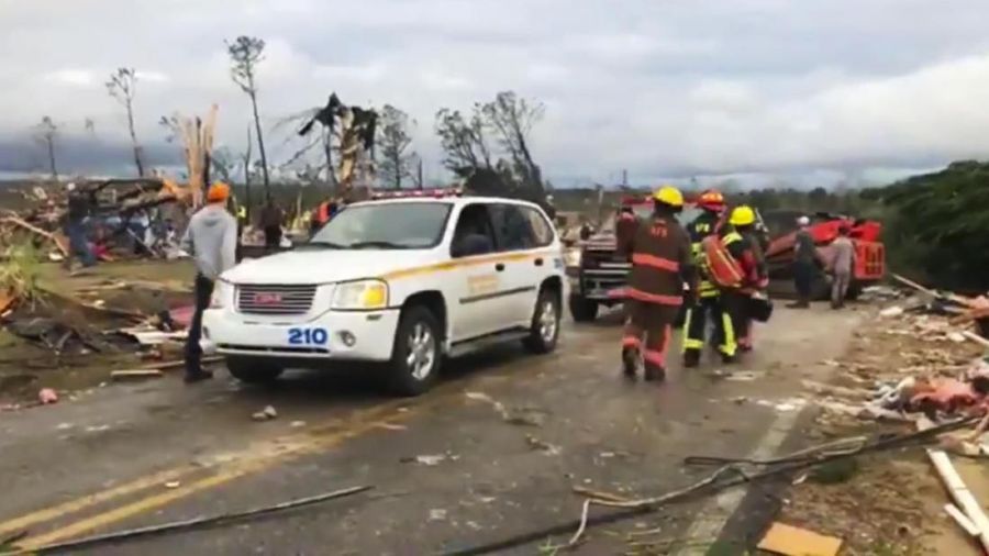 Cuaca buruk yang berdampak tornado hebat melanda Lee Country, Alabama, sebanyak 23 orang tewas.
