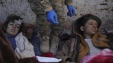 Puluhan pria, wanita, hingga anak-anak dievakuasi keluar wilayah ISIS menggunakan truk-truk kecil setelah diperiksa oleh SDF yang berjaga di pos evakuasi. (REUTERS/Rodi Said)