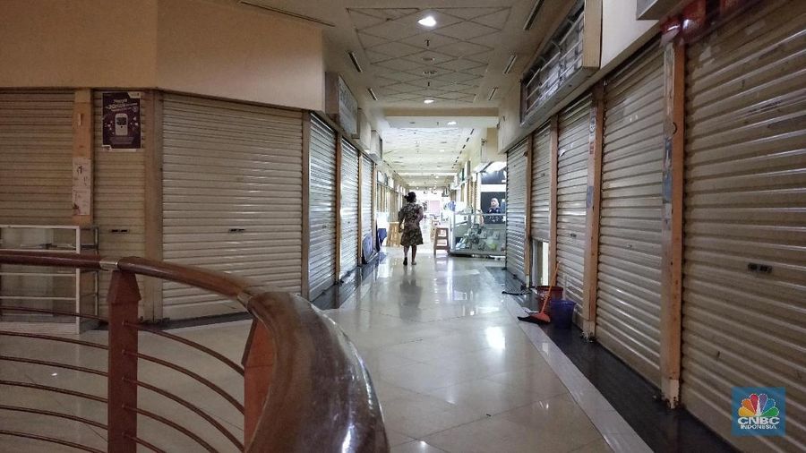 Pengunjung melintas di depan gerai mall di kawasan Jakarta, Senin (4/3/2019). Tingginya biaya pengeluaran, membuat sejumlah gerai ritel menutup tokonya, selain itu maraknya toko online juga disinyalir membuat pergeseran dalam budaya berbelanja masyarakat Indonesia. (CNBC Indonesia/Andrean Kristianto)