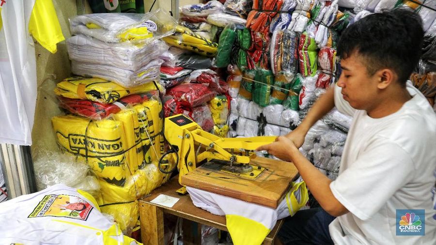 Pekerja mencetak sablon kaos calon legislatif di Pasar Jaya Senen, Jakarta Pusat, Senin (4/3/2019). (վ/Andrean Kristianto)
