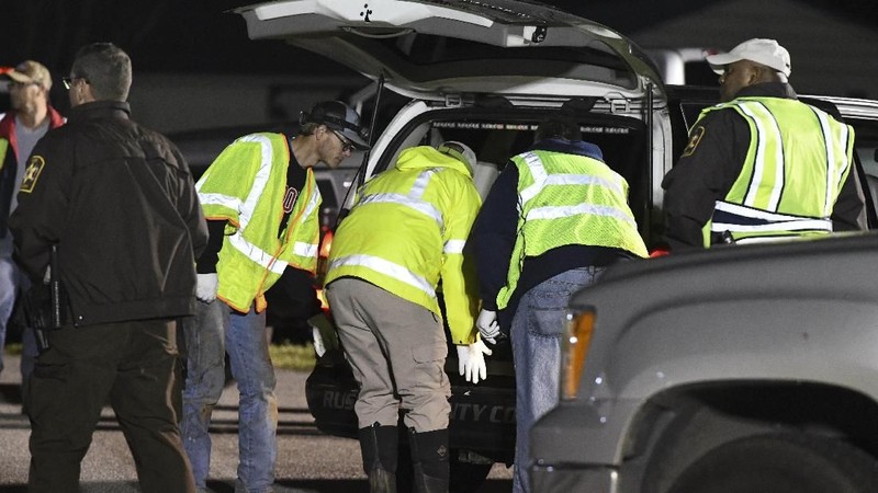 Cuaca buruk yang berdampak tornado hebat melanda Lee Country, Alabama, sebanyak 23 orang tewas.